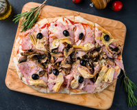 Vous aimez la pizza ? Attendez de goûter cette pinsa au jambon, champignons et artichauts pour l’apéro !