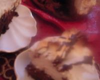 Ma recette est un délicieux gâteau au chocolat couronné d'une meringue bien ferme