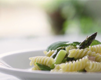Fusilli aux asperges et pancetta, sauce aux poireaux