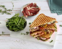 Croque monsieur au Magret de Canard fumé, légumes rôtis et fromage de chèvre