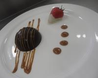 C'est une recette est vraiment très bonne avec 3 mousses aux 3 chocolats différents. Accompagné d'une fraise chocolatée et d'un petit caramel coulé sur le dessus de la…
