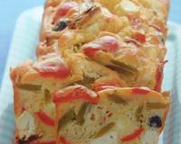 Voici un délicieux cake avec les légumes du sud et notamment du poivron rouge et vert.Un pur régal !