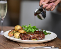 “Ça marche à tous les coups, c'est dingue” : l'astuce de Cyril Lignac pour transformer les sucs de cuisson en une sauce digne d'un restaurant !