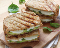 Croque avocat mozzarella et sauce Sriracha