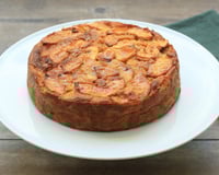Gâteau aux pommes, sauce caramel et beurre salé