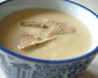 Voici une soupe qui allie les goûts forts et subtils du foie gras et du céleri... C'est une entrée à la fois simple et festive