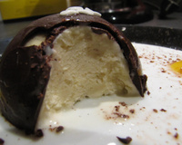 Glace à la vanille sans œuf et son dôme au chocolat
