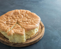 “Une texture encore plus moelleuse” : l'astuce de Julie Andrieu pour un gâteau au yaourt meilleur que jamais !