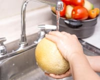 Avocat, melon… Même si vous ne mangez pas la peau, voici pourquoi vous devriez laver ces légumes, selon une virologiste