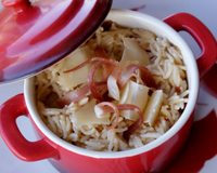 Le risotto au parmesan et jambon de Bayonne un plat, facile, rapide, chic et pas cher qui peut accompagné une viande, un poisson ou se déguster seul accompagné d'une…