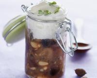 Une salade d'aubergines à l'ail, olives et pignons surmontée d'une émulsion de yaourt grec, au citron et à l'aubergine.