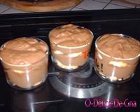 Une délicieuse mousse aérienne couchée sur un lit de biscuit