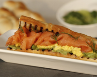 Toast de saumon de Norvège fumé et œufs brouillés