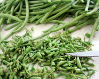 Équeuter les haricots verts, c’est long ! Voici une petite astuce pour gagner beaucoup de temps