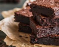 Découvrez cette recette de fondant au chocolat à la texture incroyable qui ne nécessite que du cacao et un fruit de saison !