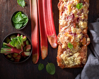 Envie d’un goûter printanier ? Testez la recette du financier XXL à la rhubarbe de Laurent Mariotte