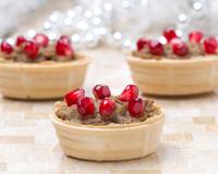 De jolies petites tartelettes idéales pour une entrée de fête ou à Noël. A disposer sur un lit de jeunes pousses pour une touche de verdure.