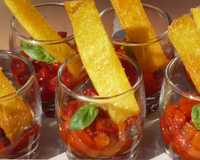 Des verrines toute simple pour déguster des poivrons cuits au four avec des frites de polenta : parfait pour un apéro qui sent bon le sud de la France ou l'italie...