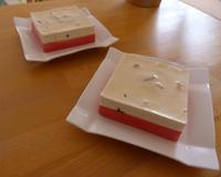 Pâtisserie constituée de panna cotta à la poire sur génoise.