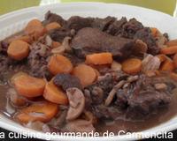 Ce plat se particularise par une viande particulièrement tendre longuement marinée et cuite avec du vin rouge et des aromates et où chacun peut mettre sa petite touche…
