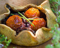 Tarte tomates et herbes du jardin