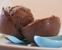 Une glace au chocolat noir et aux pralins à tomber, tout simplement !