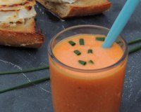 Velouté glacé de poivrons rouges, tartine de chèvre au miel