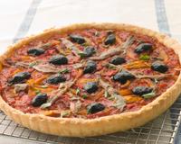 Voici une interprétation avec des tomates qui change de la traditionnelle pissaladière mais avec un petit avant goût de vacances en Provence.