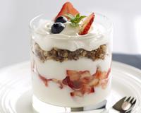 Une délicieuse verrine aux fruits rouges et au Carré Frais pour un maximum de saveurs et de gourmandise.