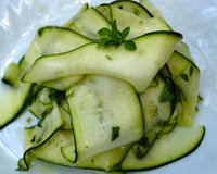 Courgettes marinées au basilic