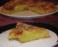 Voici la galette des rois traditionnelle à la crème d'amande, mais avec en plus, une petite touche de pistache !
