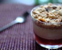 Verrine de fraises, mousse de chocolat blanc et son croustillant aux amandes.