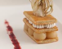 L'assocation poire-roquefort est revisitée sous forme de mille-feuille. On est entre la "poire & le fromage". La pâte est à base de roquefort,…