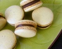 Des macarons fourrés de ganache à la banane caramélisée pour tous les gourmands !