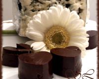 Une ganache Roquefortée entourée d'un chocolat noir intense.