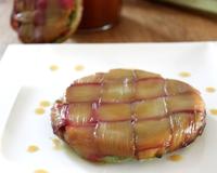 Je vous propose aujourd'hui une tarte tatin à la rhubarbe tressée sur sa pâte brisée à la pistache.