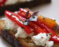 Tartine surprise au chèvre et poivrons grillés