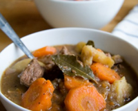 Voici un plat complet, parfait pour les soirées hivernales. Demander à votre boucher un morceau de viande de ragoût. Utiliser une grande marmite. Retrouvez cette recette…