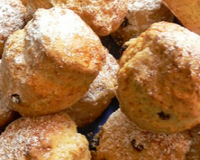 Pour un petit déjeuner à l'anglaise le scone se coupe en deux pour le napper de marmelade....