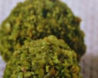 Voici une recette délicieuse au chocolat blanc, thé vert et pistaches mixées.