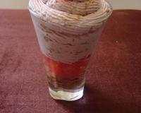 Verrine avec un fond de spéculoos émiettés surmonté d'une compotée de pamplemousse au miel d'oranger recouvert d'une chantilly au chocolat.