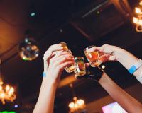 Des bars épinglés dans ce lieu touristique: ils récupéraient les restes d’alcool dans les verres pour les resservir sous forme de shots