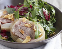 Salade de tête de veau tiède aux pissenlits et amandes grillées