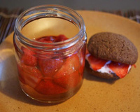 Fraises au sirop de romarin et son whoopie