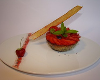 Rhubarbe et violette.....comme un clafoutis....carpaccio de fraises au poivre long, chips de rhubarbe...... jus de fraise mentholé