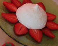 Meringue surprise à la fraise. Cette recette remporte le 5ème prix du concours Gourmandises Party.