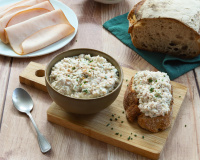 Ces rillettes de blancs de poulet et chèvre frais prêtes en 10 min vont faire un carton à l’apéro !
