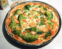 Tarte colorée, saumon, brocoli et carottes