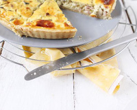 Quiche aux oignons nouveaux, champignons et lardons fumés