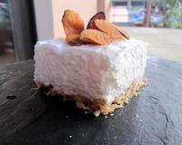 Un cheesecake salé avec une mousse légère à l'ail blanc de Lomagne sur une base sablée aux noix et à l'ail.